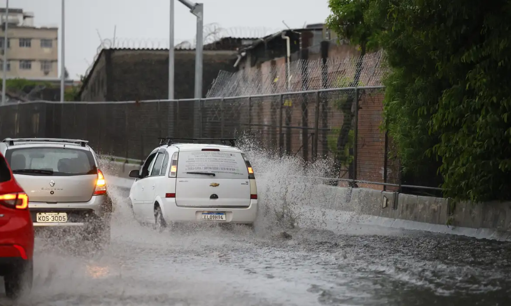 Chegada de chuvas faz Defesa Civil enviar alerta extremo na cidade pela primeira vez. Motoristas dirigem sob chuva na Linha Amarela.