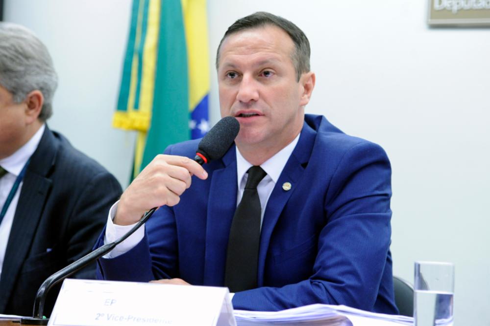 Flávio Bolsonaro confirma Sanderson como pré-candidato ao Senado no RS