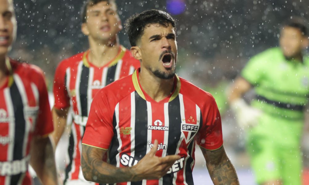 Com gol de pênalti de Cauly, São Paulo vence Coritiba pelo Brasileirão