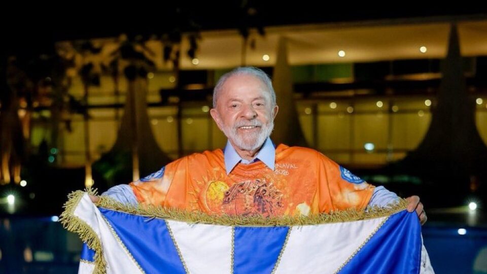Ministro contraria área técnica e mantém verba à escola de samba que vai homenagear Lula