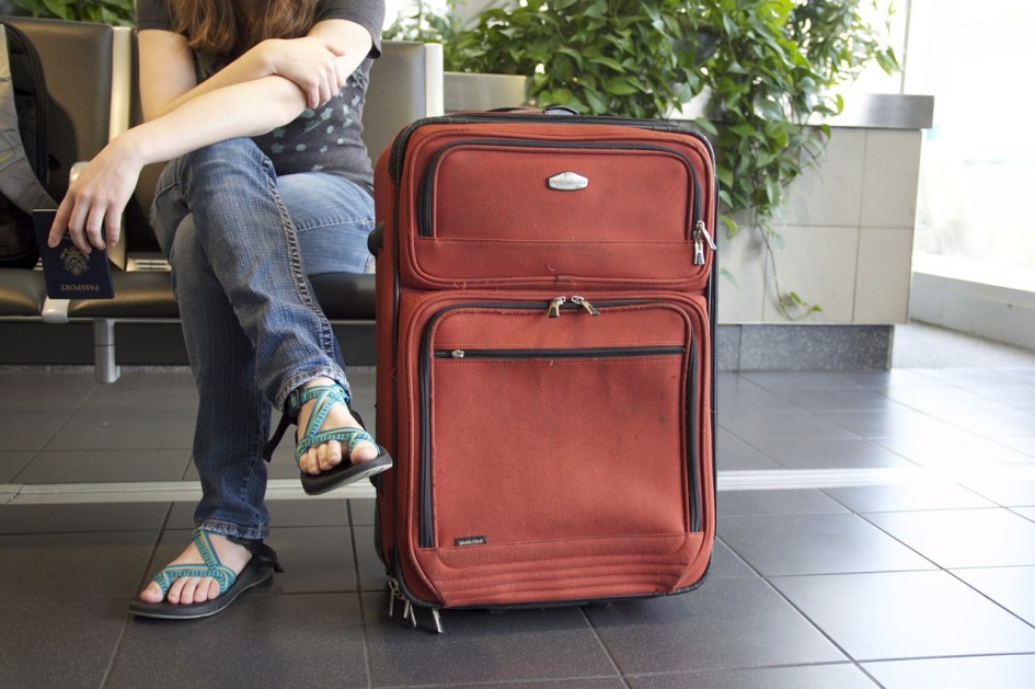 pessoa em aeroporto com bagagem