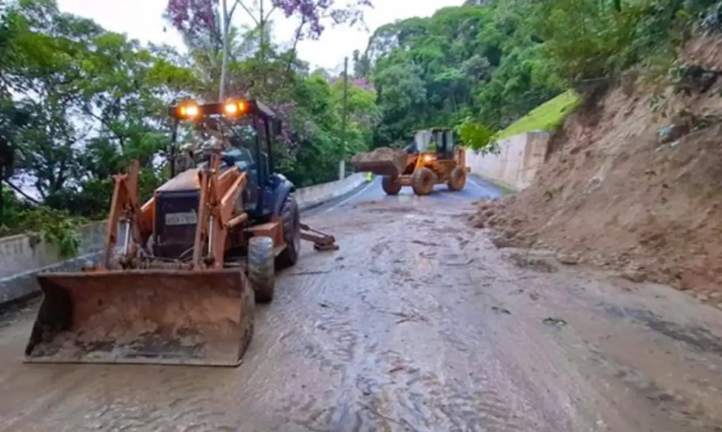 Máquinas trabalham em área de risco em Ubatuba