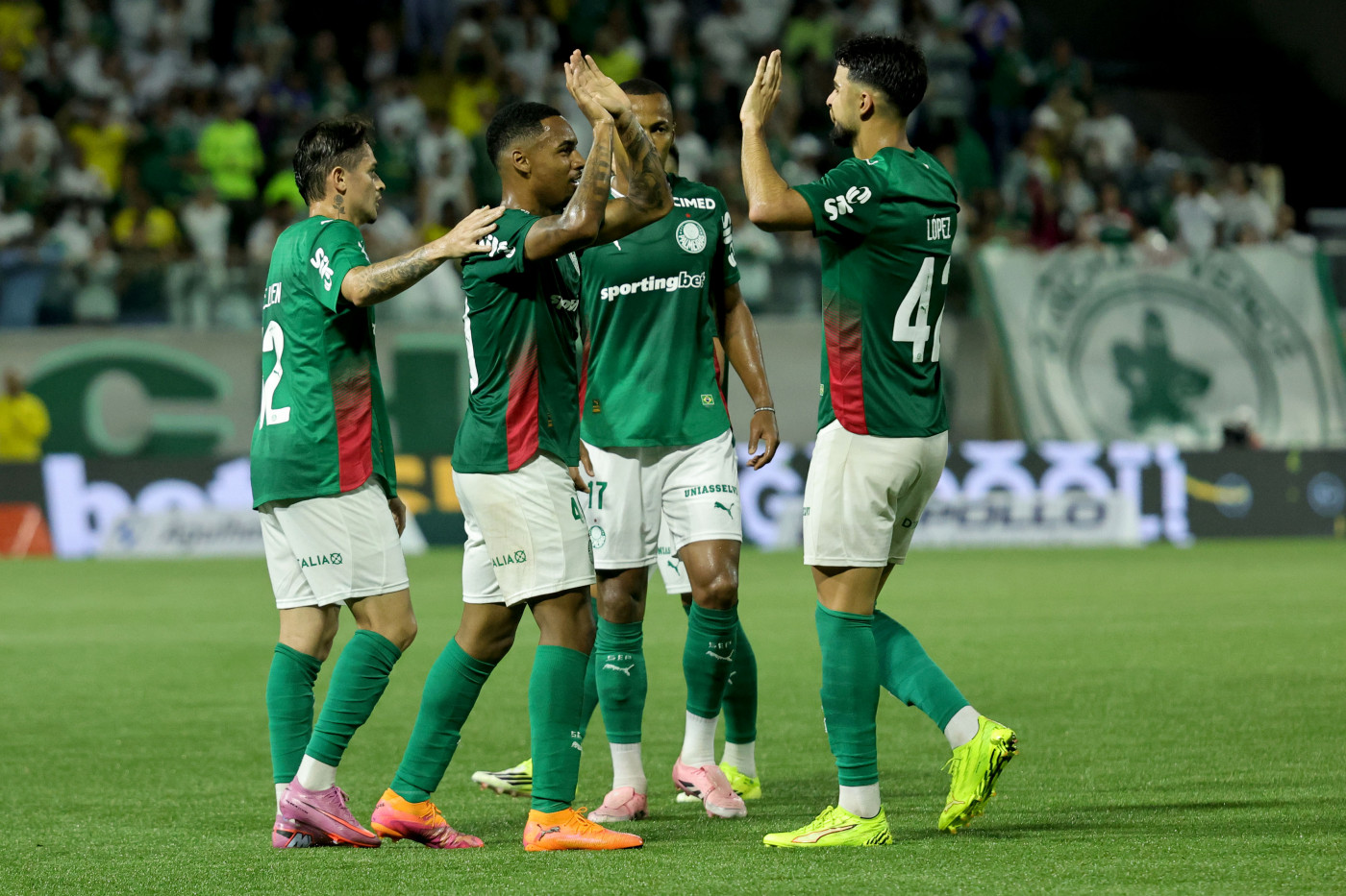 Palmeiras atropela Vitória e vence primeiro confronto pelo Brasileirão 2026
