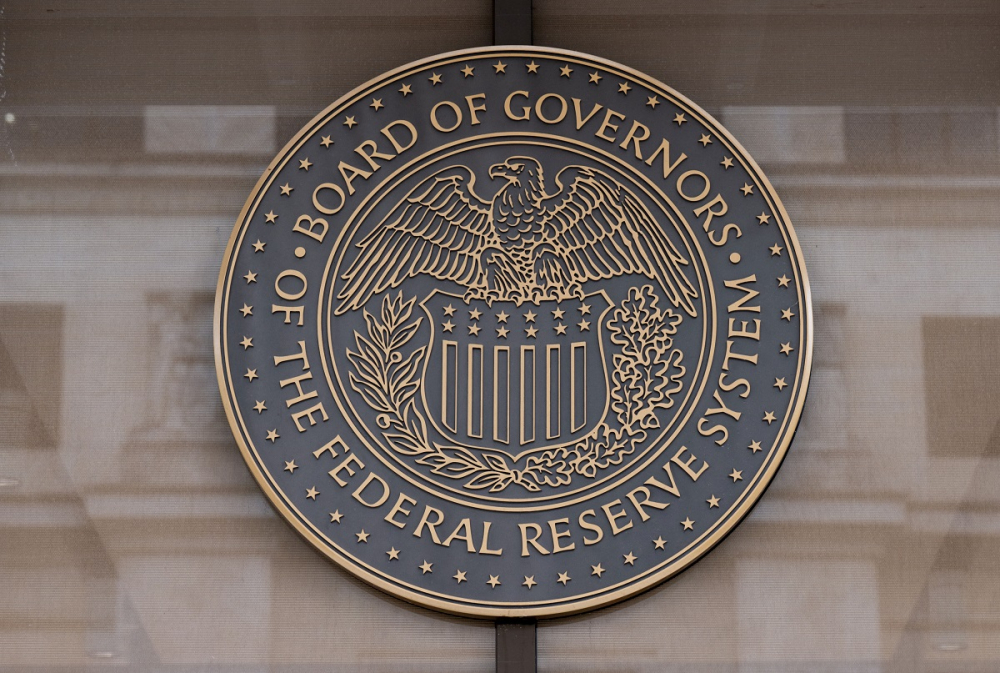 Fed não altera taxas de juros e aumenta previsão da inflação dos EUA