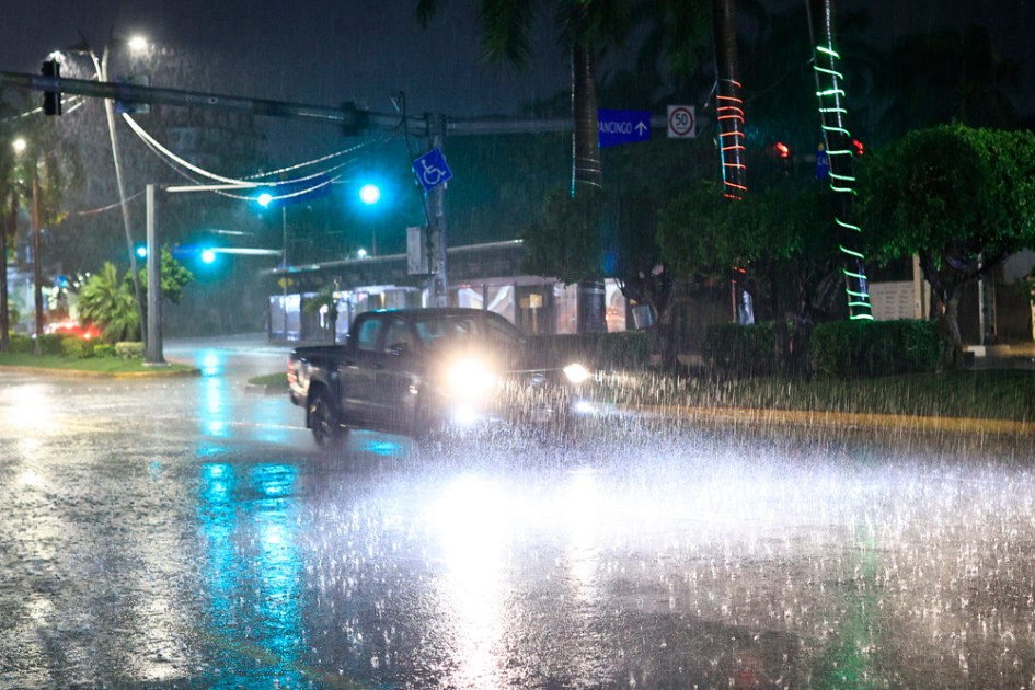 carro circula sob chuva nesta quarta-feira, no balneário de Acapulco