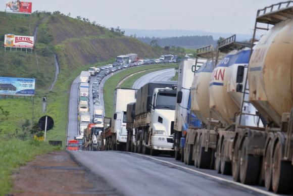 Após reunião com governo, caminhoneiros confirmam que não farão greve