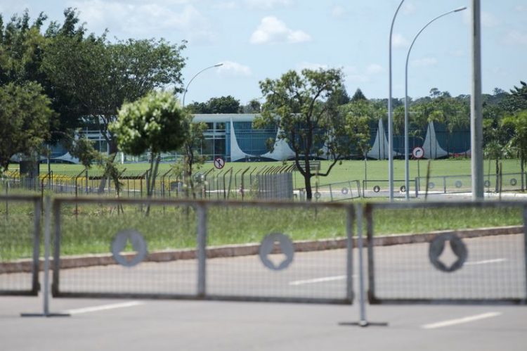 Esquema de segurança bloqueia via de acesso aos Palácios do Jaburu e da Alvorada