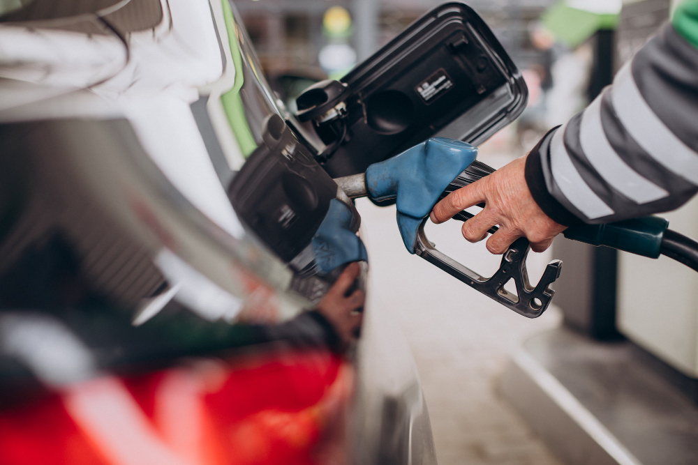 Preço da gasolina dispara nos EUA e atinge maior nível desde 2023