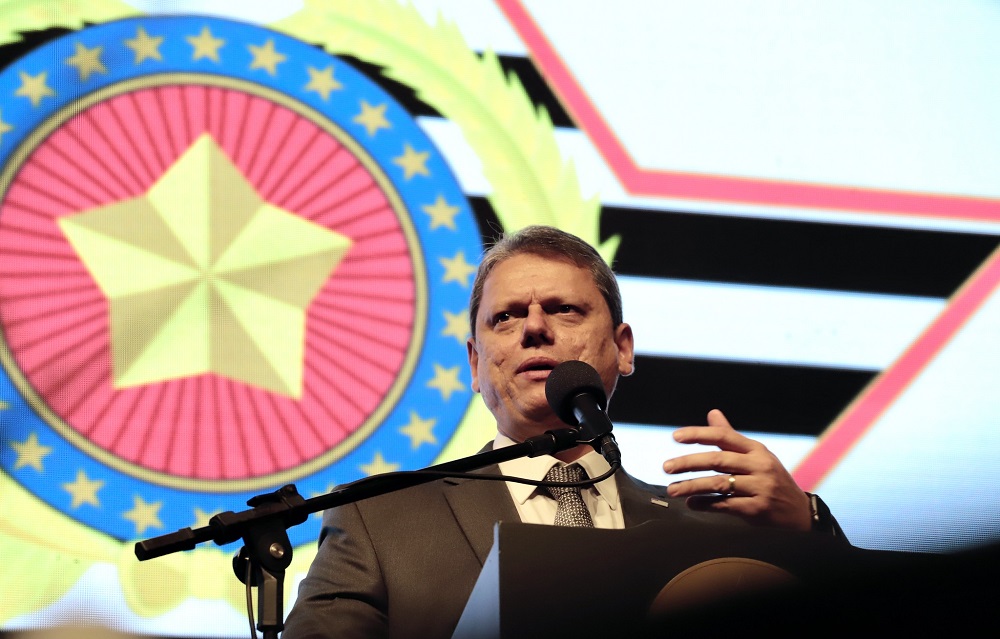 Tarcísio prepara aumento e plano de carreira para PM e tenta sinalização à Polícia Civil