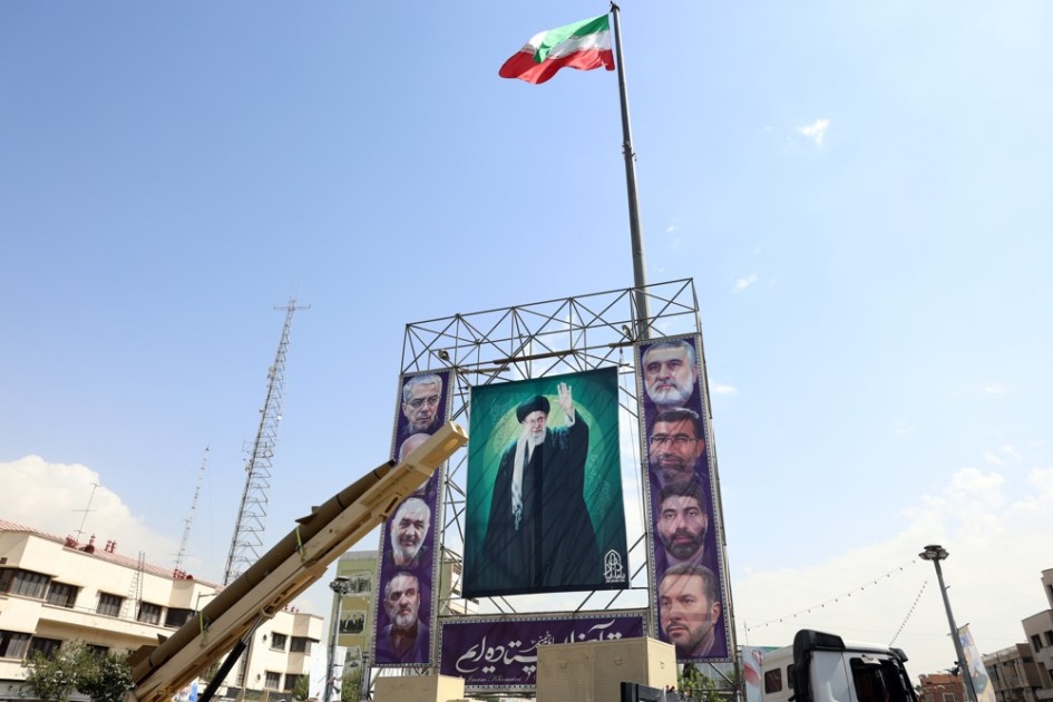 Teerã (Irã (República Islâmica do)), 27/09/2025. - Um míssil balístico de médio alcance (MRBM) Kheibar-Shekan iraniano posicionado ao lado de uma grande faixa representando o líder supremo iraniano, o aiatolá Ali Khamenei (C), na Praça Baharestan, em Teerã, Irã, em 27 de setembro de 2025. De acordo com a mídia estatal, o Irã convocou seus enviados à Grã-Bretanha, França e Alemanha para consultas após os três países (E3) iniciarem um processo de "retorno" para restaurar as sanções da ONU devido ao suposto fracasso do Irã em cumprir seus compromissos com o programa nuclear. (França, Alemanha, Reino Unido, Teerã) EFE/EPA/ABEDIN TAHERKENAREH