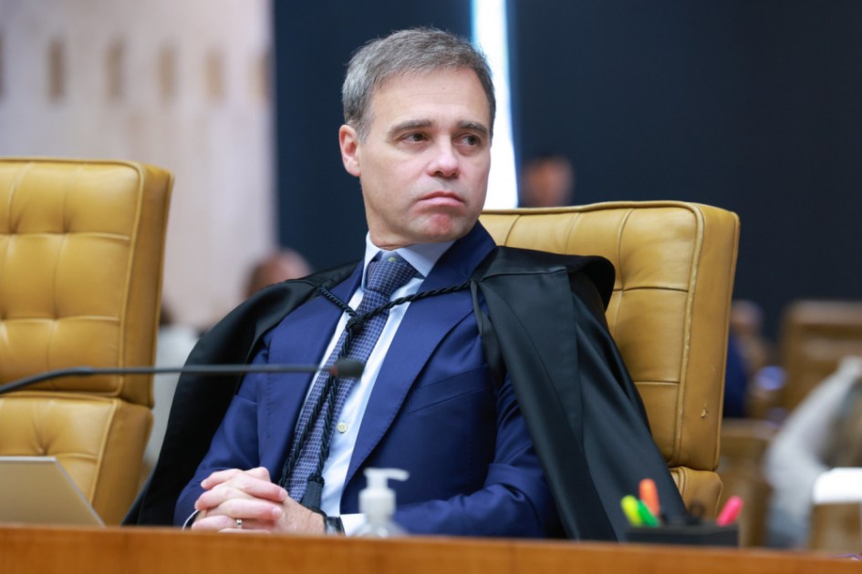 Ministro André Mendonça em sessão plenária do STF