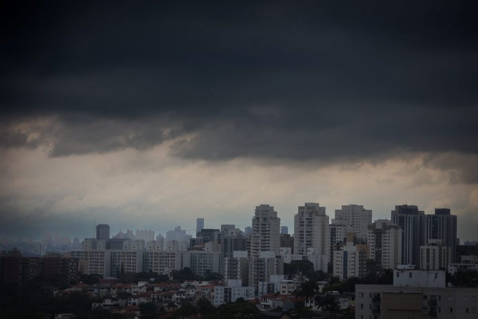 A passagem de uma frente fria pela costa do estado deve intensificar a instabilidade, elevando o risco para chuva forte e temporais em diversas regiões. Foto: Divulgação/Governo de SP