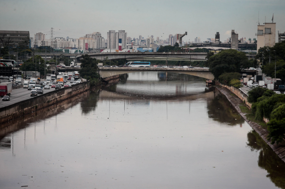 Rio Tietê continua vulnerável apesar da redução de 15,9% da mancha de poluição
