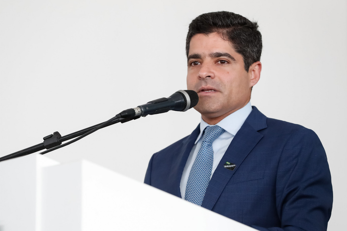 Avião com ACM Neto faz pouso de emergência na Bahia após problema técnico
