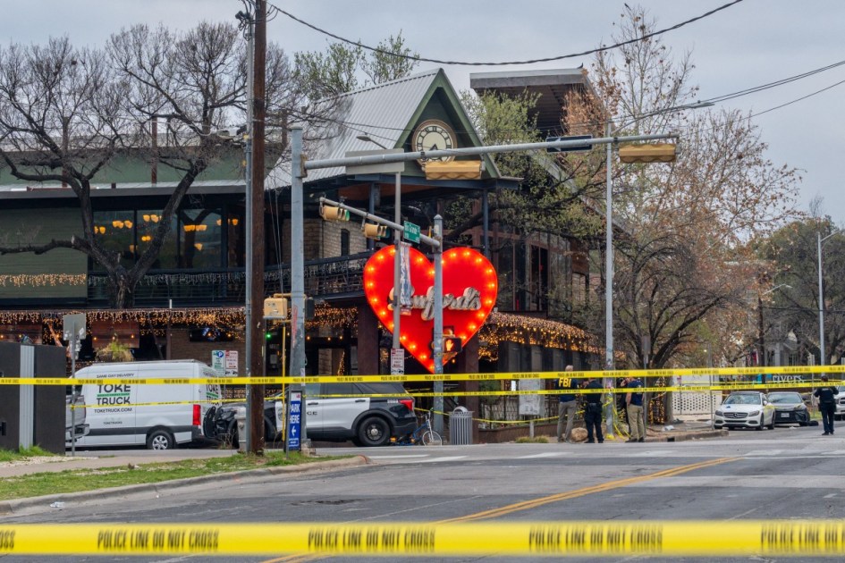 AUSTIN, TEXAS - 01 DE MARÇO: Membros do FBI e da polícia local investigam a área externa do bar Buford's, no centro da cidade, em 01 de março de 2026, em Austin, Texas.