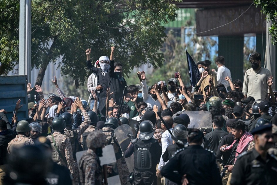 Muçulmanos xiitas gritam slogans durante um protesto em frente ao consulado dos EUA em Karachi, em 1º de março de 2026, após a morte do líder supremo do Irã, Aiatolá Ali Khamenei, em meio aos ataques dos EUA e de Israel.