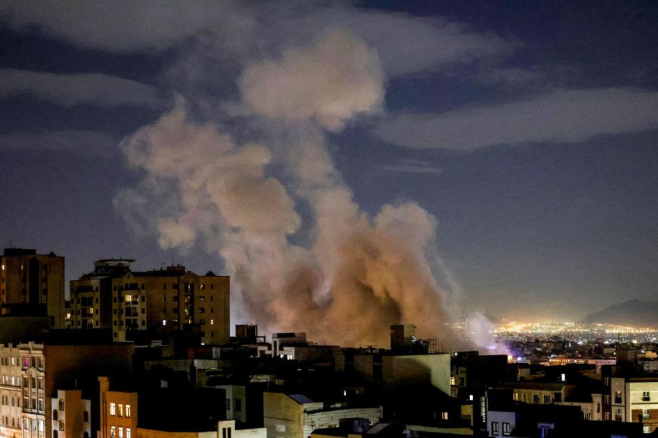 Uma coluna de fumaça sobe após um ataque de míssil contra um edifício em Teerã, em 1º de março de 2026.