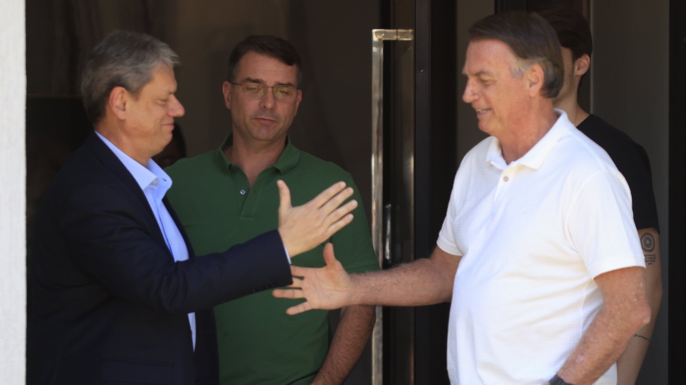 Bastidores da domiciliar de Bolsonaro: aliados creditam a Flávio e afastam Tarcísio