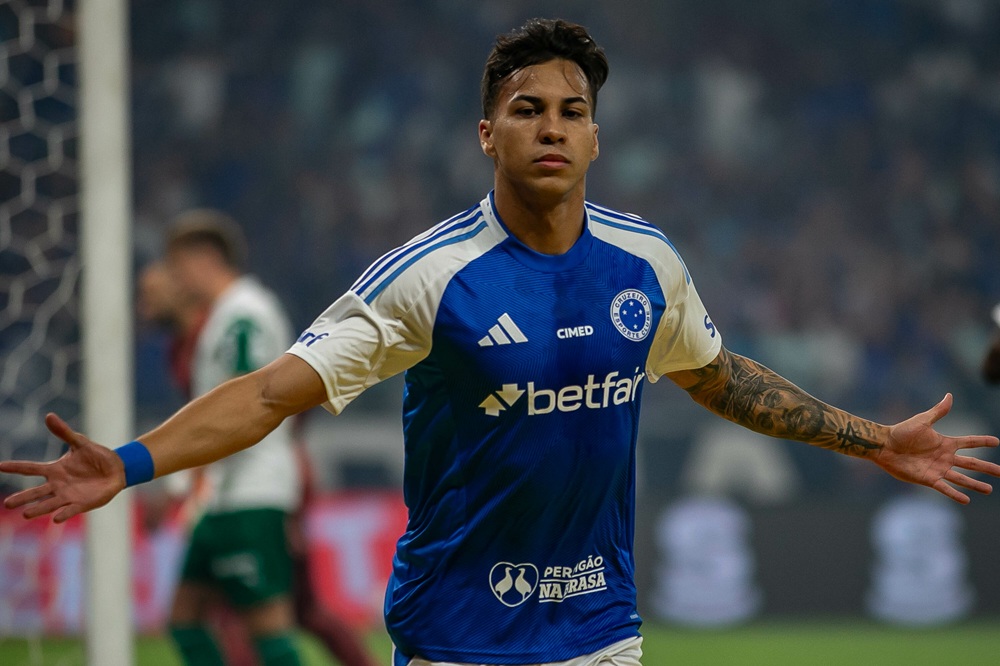 Atlético-MG denuncia Kaio Jorge no STJD por aperto em mão machucada de Ivan Román