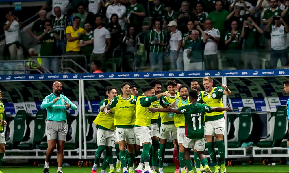 Arias comemora com o time após gol marcado