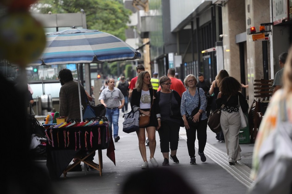 Pedestres circulam pela Avenida Paulista, na região centro-sul da cidade de São Paulo