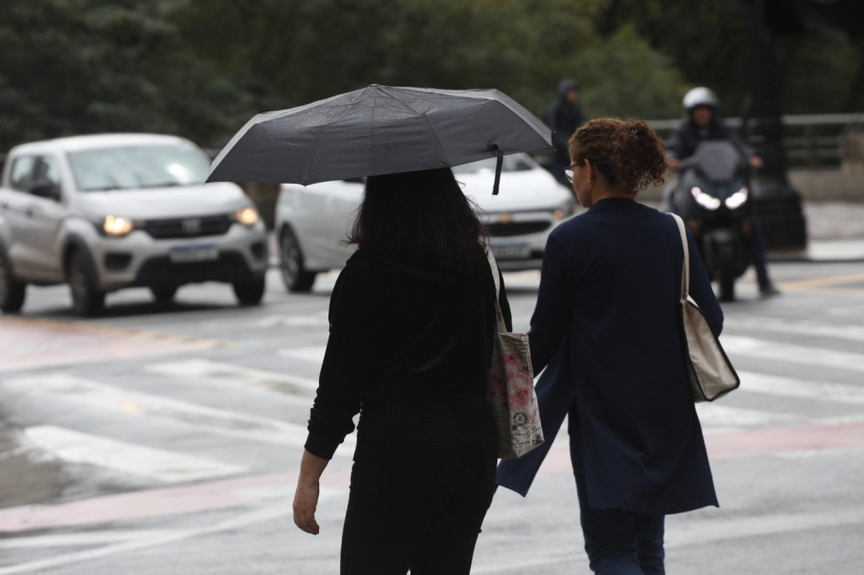 Pedestres enfrentam frio e chuva na região do Viaduto do Chá, no centro de São Paulo, nesta quarta-feira, 06 de agosto de 2025. Uma nova frente fria, associada a um ciclone extratropical, vai trazer mudanças climáticas para o Sul e parte do Sudeste do Brasil entre quinta, 7, e sexta-feira, 8. Após essa frente fria, uma forte massa de ar polar continental avançará sobre o País, derrubando as temperaturas no Sul, Sudeste, Centro-Oeste e causando friagem em parte do Norte. Foto: RENATO S. CERQUEIRA/ATO PRESS/ESTADÃO CONTEÚDO