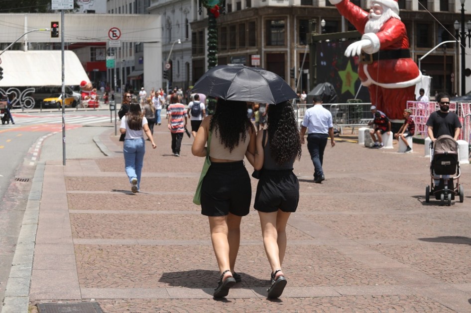 Pedestres enfrentam sol e calor no Viaduto do Chá, no centro de São Paulo