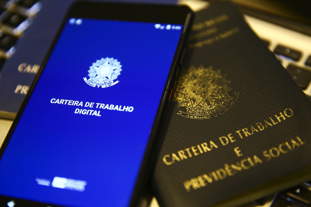 Brasil criou mais de 100 mil postos de trabalho em janeiro, segundo Caged