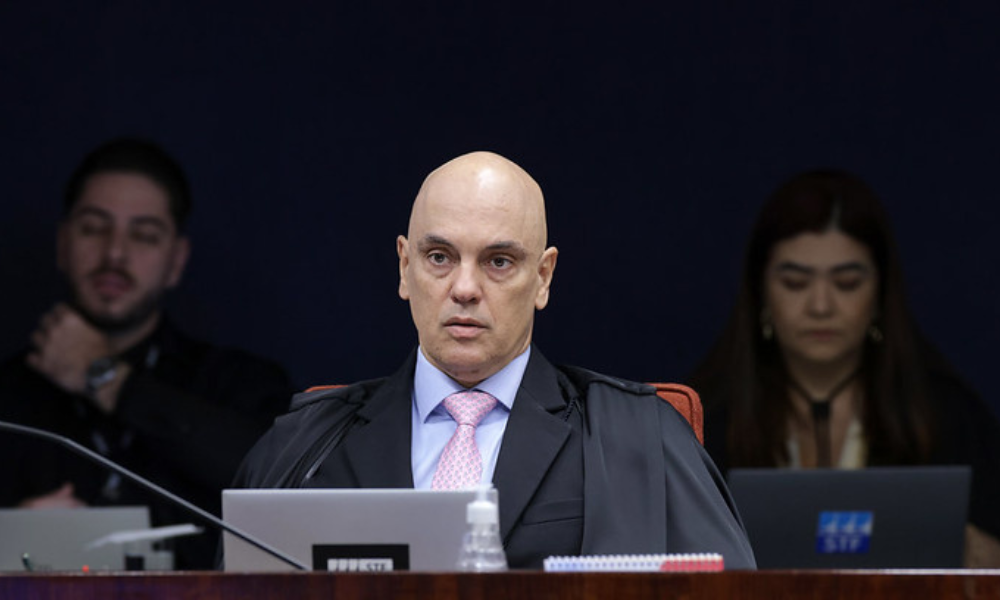 Alexandre de Moraes destaca que Bolsonaroresponde pelos atos golpistas de 8 de janeiro de 2023, apesar de não estar na invasão às sedes dos Três Poderes