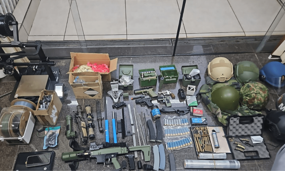Operação cumpre mandados de prisão e de busca e apreensão em 11 estados brasileiros contra um grupo suspeito de produzir e vender peças de armas de fogo feitas em impressoras 3D, conhecidas como 'armas fantasmas'