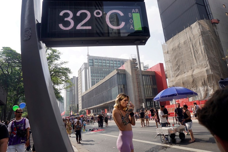 Termômetro marca 32º C na Avenida Paulista, em São Paulo, neste domingo (22)