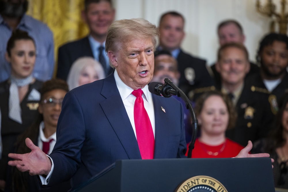 Senado dos EUA adota megaprojeto de lei orçamentária de Trump
