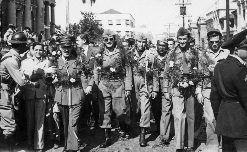 As Forças Armadas são constituídas pela Marinha, pelo Exército e pela Aeronáutica