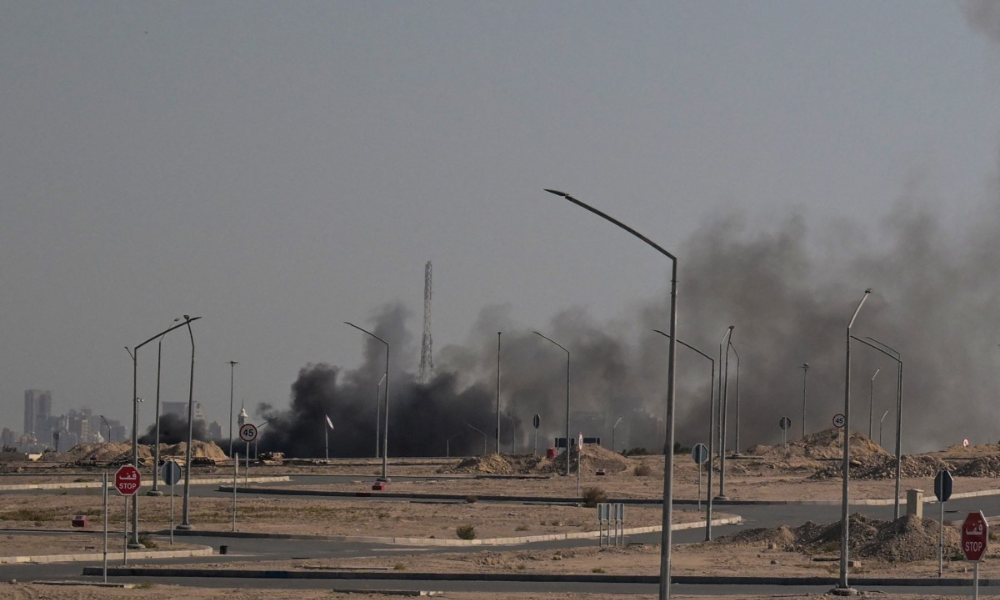Fumaça sobe de um suposto ataque iraniano na área onde está localizada a Embaixada dos EUA na Cidade do Kuwait