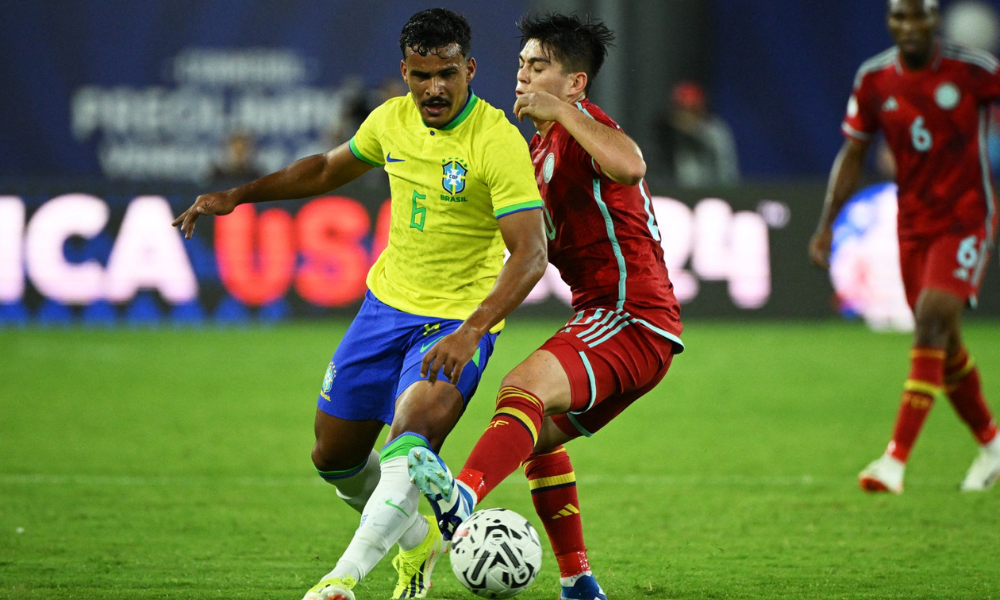 Alex Sandro é cortado por lesão, e Ancelotti convoca Kaiki Bruno, do Cruzeiro