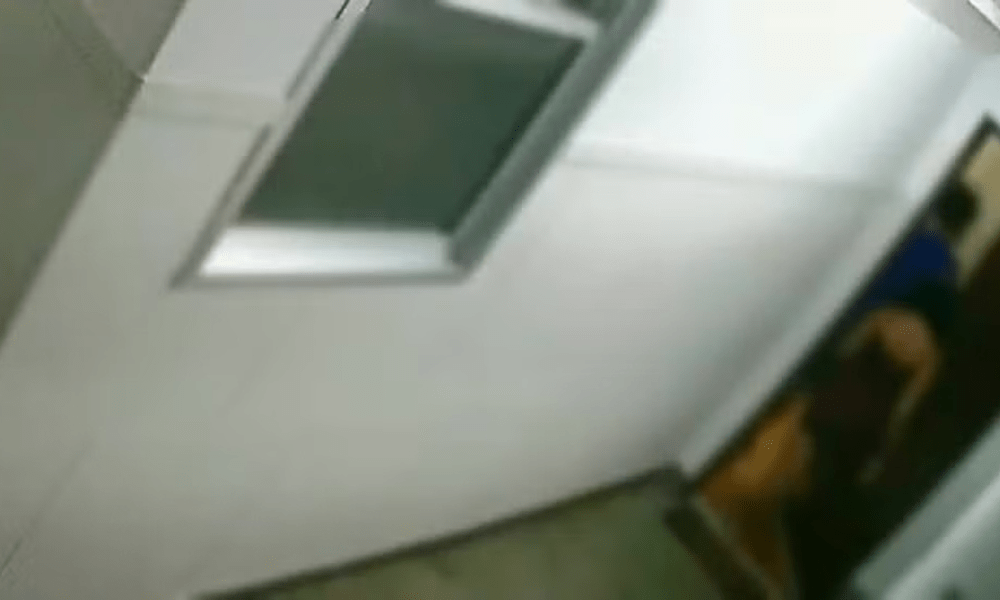 Câmeras de segurança flagraram menor e vítima entrando em apartamento, em Copacabana