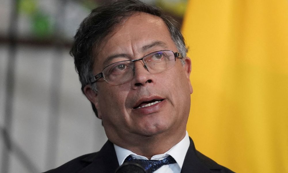 Petro proíbe cerimônia de posse do presidente eleito, Espriella, em base militar