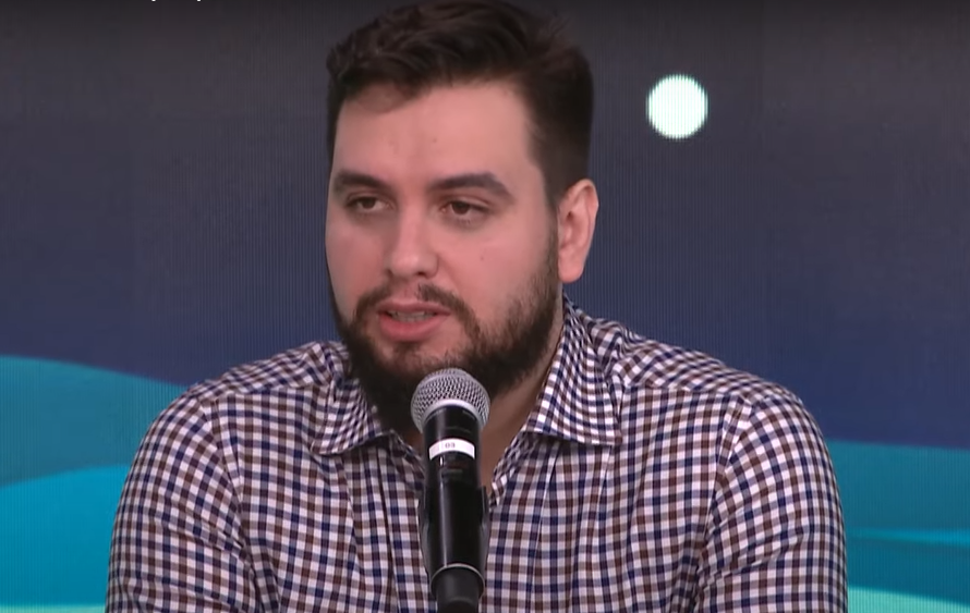 Filipe G. Martins fala ao microfone no estúdio do programa Pânico
