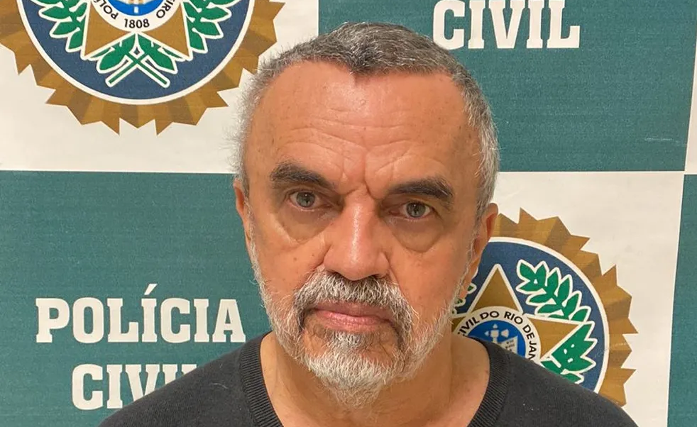 Homem com barba preso