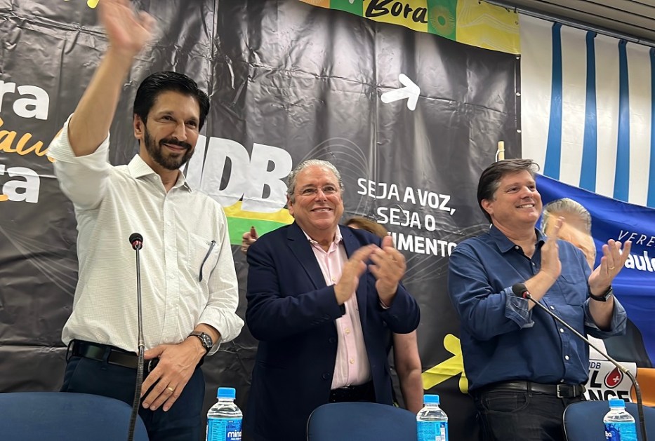 O vereador Paulo Frange (centro) entre os novos correligionários, o prefeito Ricardo Nunes e o presidente do MDB, Baleia Rossi