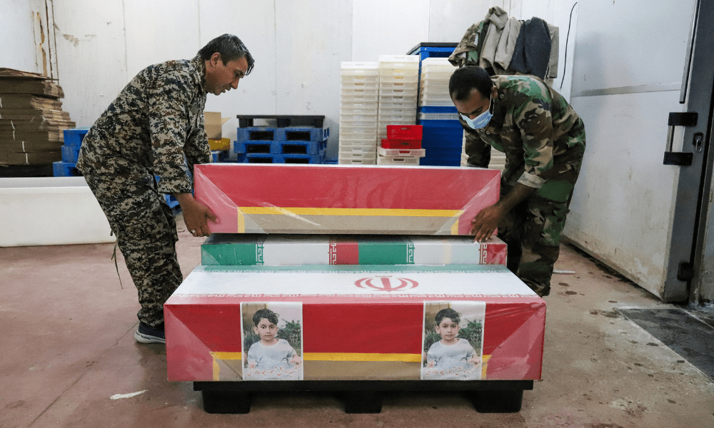 Nesta imagem obtida pela agência de notícias iraniana ISNA, pessoas em luto preparam os caixões de crianças que foram mortas em um suposto ataque a uma escola primária na província iraniana de Hormozgan para um funeral em Minab, em 3 de março de 2026. A mídia iraniana noticiou centenas de vítimas iranianas, inclusive em uma escola para meninas, embora repórteres da AFP não tenham conseguido verificar os números de forma independente. A guerra lançada pelos Estados Unidos e Israel contra o Irã se espalhou pelo Oriente Médio, ameaçando mergulhar a economia global no caos, com o Líbano e os exportadores de energia do Golfo arrastados para o conflito.