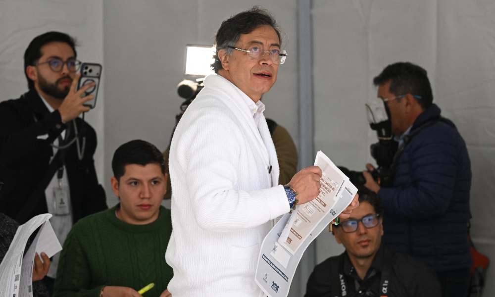 O presidente da Colômbia, Gustavo Petro, vota em uma seção eleitoral durante as eleições legislativas em Bogotá, em 8 de março de 2026. Os colombianos votam em 8 de março nas eleições legislativas que moldarão os meses finais do mandato do presidente de esquerda Gustavo Petro e testarão se a outrora poderosa direita do país está preparada para um retorno político.