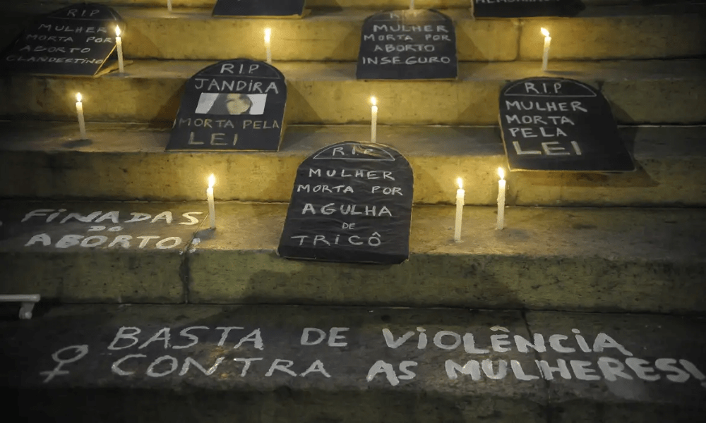 Protesto no Dia Internacional de Combate à Violência contra a Mulher, pelo fim da violência contra as mulheres e contra o PL 5069/13, em frente à Câmara de Vereadores (Fernando Frazão/Agência Brasil)