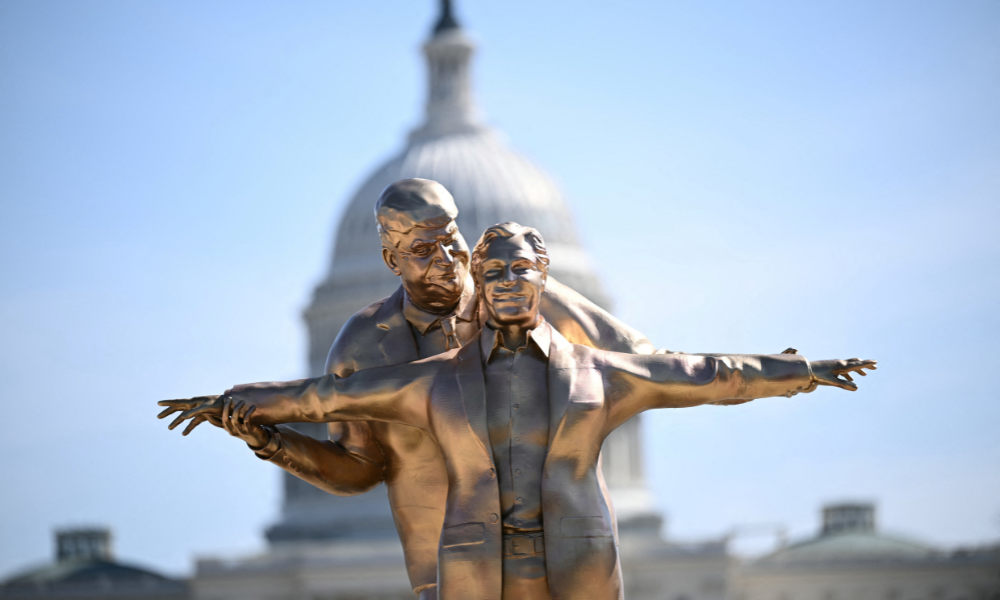 Em pose de ‘Titanic’, estátua de Trump e Epstein é instalada perto da Casa Branca