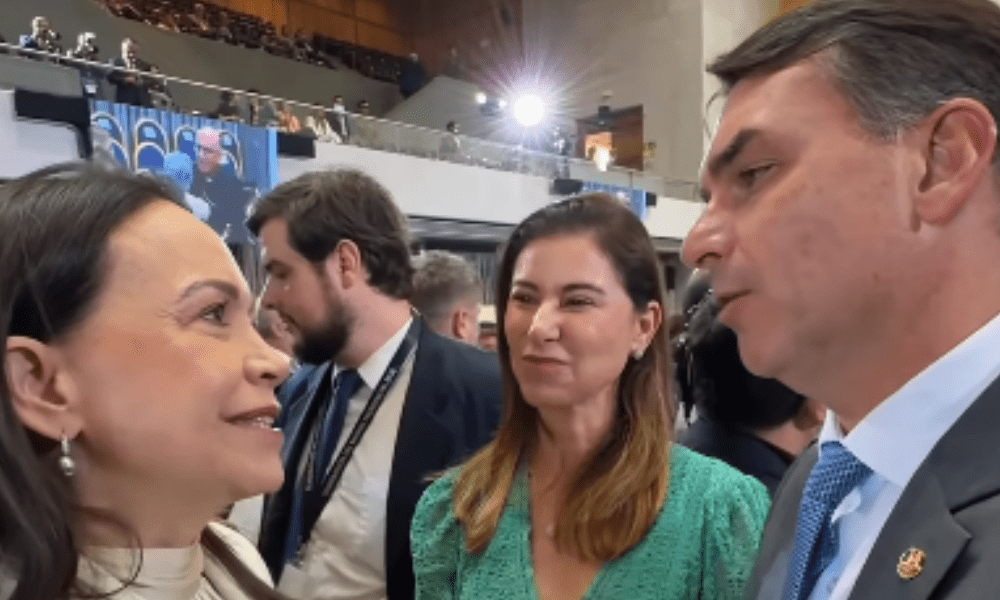 No Chile, Corina Machado encontra com Flávio e fala em ‘justiça para nossos países’