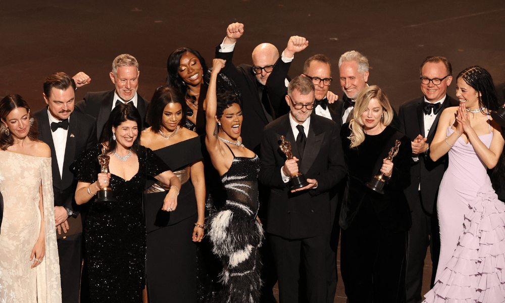 FOTO DE DESTAQUE - A maquiadora argentina Florencia Martin, o ator americano Leonardo DiCaprio, a diretora de elenco americana Cassandra Kulukundis, o ator americano James Raterman, a rapper e atriz americana Shayna McHayle, a atriz americana Regina Hall, a atriz americana Teyana Taylor, o diretor de fotografia Michael Bauman, o cenógrafo Anthony Carlino, o produtor executivo Will Weiske, o cineasta americano Paul Thomas Anderson, a produtora americana Sara Murphy e a atriz americana Chase Infiniti comemoram o prêmio de Melhor Filme por "One Battle After Another" no palco durante a 98ª edição do Oscar, no Dolby Theatre, em Hollywood, Califórnia, em 15 de março de 2026. (Foto de Patrick T. Fallon / AFP)
