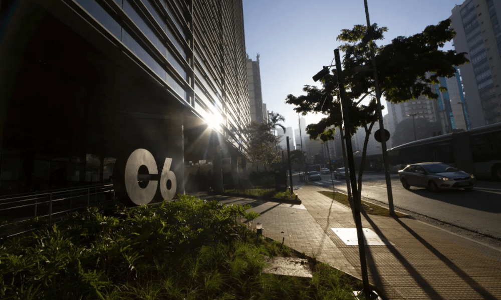 INSS suspende empréstimos consignados do C6 e cobra devolução de R$ 300 milhões