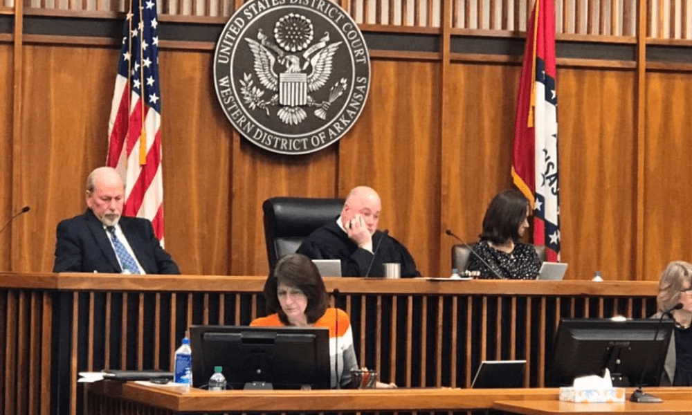 O juiz federal Timothy L. Brooks decidiu que a legislação viola a Constituição dos EUA