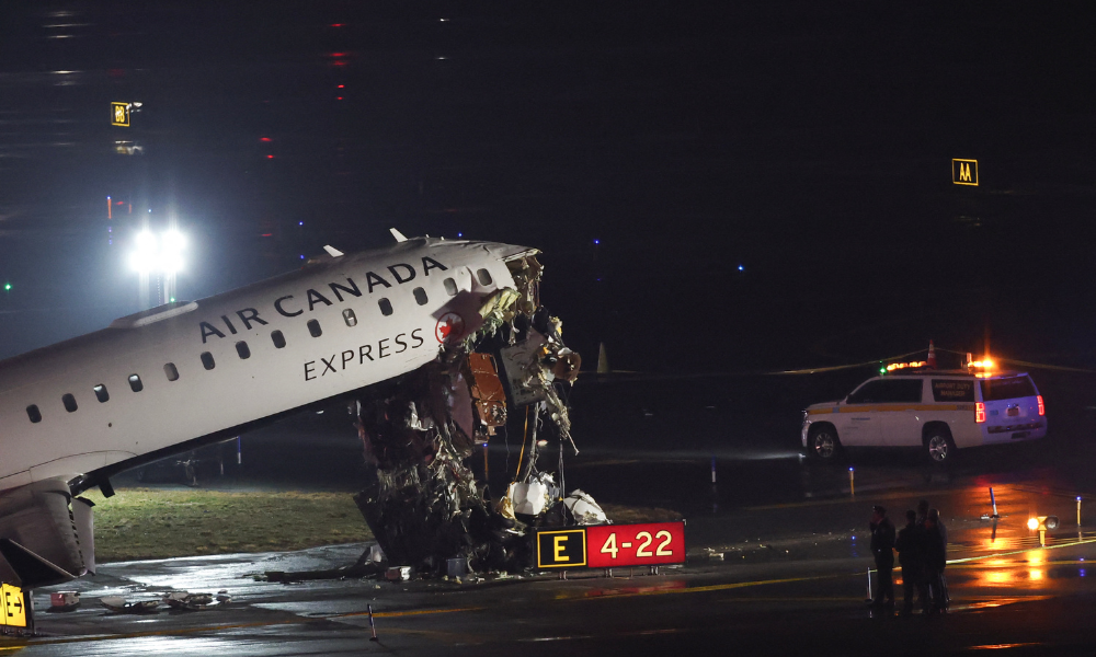 Um CRJ-900 da Air Canada Express permanece na pista após colidir com um caminhão de bombeiros da Autoridade Portuária no Aeroporto LaGuardia, em Nova York, em 23 de março de 2026. O voo AC8646 da Air Canada Express partiu de Montreal e colidiu com o caminhão de bombeiros durante o pouso.
