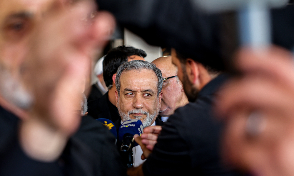 O Ministro das Relações Exteriores do Irã, Abbas Araghchi, faz uma declaração durante sua visita ao mausoléu do líder do Hezbollah libanês, Hassan Nasrallah, morto em um ataque aéreo israelense em setembro de 2024, nos subúrbios ao sul de Beirute em 3 de junho de 2025. (Foto de Anwar AMRO / AFP)